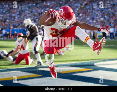 San Diego, Kalifornien, USA. 29. Dezember 2013. KNILE DAVIS erzielt im zweiten Quartal die San Diego Chargers vs Kansas City Chiefs im Qualcomm Stadium für die Häuptlinge. Bildnachweis: U-T San Diego/ZUMAPRESS.com/Alamy Live-Nachrichten Stockfoto