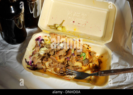 Übrig gebliebene Reste zum Mitnehmen Döner nach einer Nacht. Stockfoto