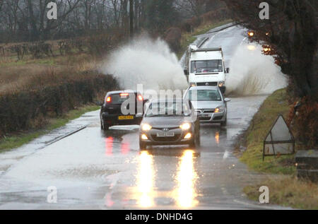 B822, Torrance in der Nähe von Kirkintilloch, East Dunbartonshire, Schottland, UK. 30. Dezember 2013. UK-Wetter: Starkregen Ursachen lokalisiert, Überschwemmungen und Störungen in der gesamten East Dunbartonshire und die umliegenden Gebiete zu reisen. Bildnachweis: ALAN OLIVER/Alamy Live-Nachrichten Stockfoto