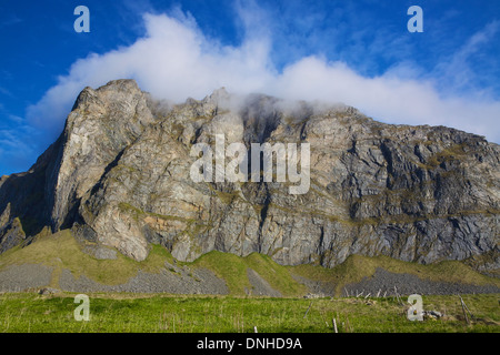 Malerischen Felsen gesehen vom Strand am Vaeroy, Lofoten Inseln, Norwegen Stockfoto