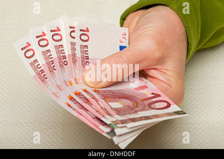 Nahaufnahme eines Mannes Hand mit 10 10 Euro-Euro-Papierscheine Europäische Geldscheine Banknote Bargeld Europa EU Stockfoto