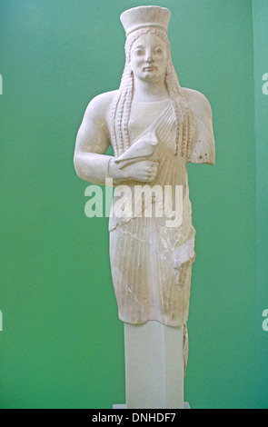 Alte Marmor Statue der griechischen Göttin Persephore oder Kore aka Maiden Holding Vogel in der Hand 550-540 v. Chr. Griechenland Stockfoto