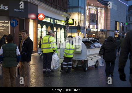 Weihnachten Geschäfte Dekorationen und Shopper in Liverpool One, Merseyside, UK Stockfoto