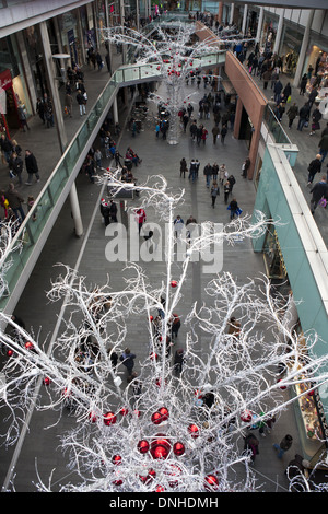 Weihnachten Geschäfte Dekorationen und Shopper in Liverpool One, Merseyside, UK Stockfoto