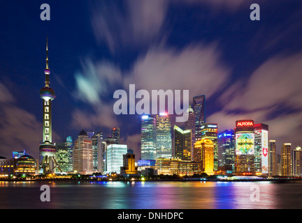 Shanghai Pudong Skyline mit Oriental Pearl beleuchtet in der Nacht VR China, Volksrepublik China, Asien Stockfoto