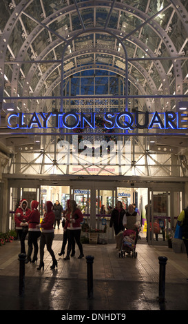 Clayton Square   Weihnachten Geschäfte Dekorationen und Shopper in Liverpool One, Merseyside, UK Stockfoto