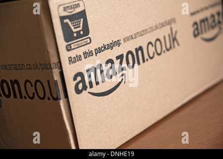 Nahaufnahme des Amazon Box Pakets Online-Händler Internet Home Delivery Bestellung Shopping England Großbritannien Großbritannien Großbritannien Großbritannien Großbritannien Großbritannien Großbritannien Großbritannien Großbritannien Großbritannien Großbritannien Großbritannien Großbritannien Großbritannien Großbritannien Großbritannien Großbritannien Großbritannien Großbritannien Großbritannien Großbritannien Stockfoto