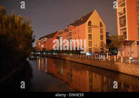 Nur wenige Wohnungen sind in Anting Vorort von Shanghai, China, 27. November 2013 beleuchtet. Neue Städte Frühjahr bis in ganz China, aber aufgrund der schlechten Planung Menschen dort kaum bewegen. Sogar die Beijing-Parteizeitung warnt die Geisterstädte. Foto: Stephan Scheuer/dpa Stockfoto