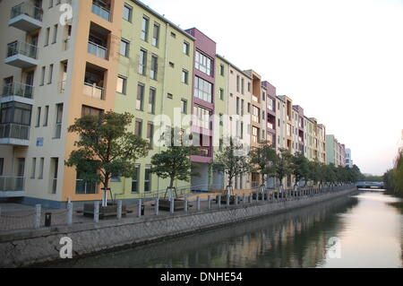 Blick auf eine leere Wohnsiedlung in Anting Vorort von Shanghai, China, 27. November 2013. Neue Städte Frühjahr bis in ganz China, aber aufgrund der schlechten Planung Menschen dort kaum bewegen. Sogar die Beijing-Parteizeitung warnt die Geisterstädte. Foto: Stephan Scheuer/dpa Stockfoto