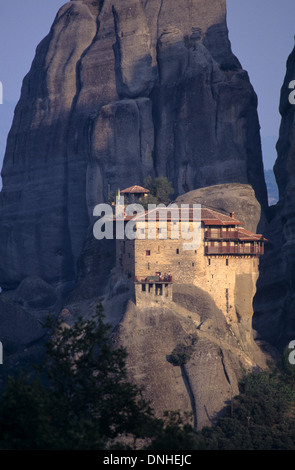 Am frühen Morgen Licht auf das Heilige Kloster des Heiligen Nikolaus Anapausas, während des sechzehnten Jahrhunderts erbaut, Meteora Thessalien Griechenland Stockfoto
