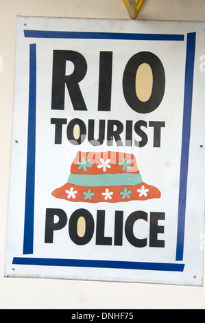 Ein Schild der Rio Tourist Police an der Wand der DEAT Delegacia Especial de Apolio Ao Turismo in Rio de Janeiro, Brasilien Stockfoto