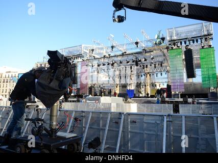 Berlin, Deutschland. 30. Dezember 2013. Die Vorbereitungen für die größte Silvester-Party in Deutschland sind in vollem Gange vor dem Brandenburger Tor in Berlin, Deutschland, 30. Dezember 2013. Mehr als 750,000 Menschen dürften für die Silvester-Feier. Foto: BRITTA PEDERSEN/Dpa/Alamy Live News Stockfoto