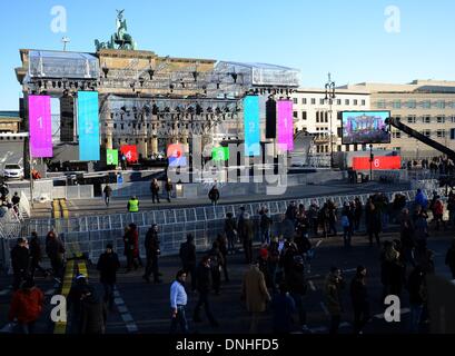 Berlin, Deutschland. 30. Dezember 2013. Die Vorbereitungen für die größte Silvester-Party in Deutschland sind in vollem Gange vor dem Brandenburger Tor in Berlin, Deutschland, 30. Dezember 2013. Mehr als 750,000 Menschen dürften für die Silvester-Feier. Foto: BRITTA PEDERSEN/Dpa/Alamy Live News Stockfoto