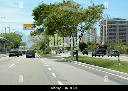 Auf Avenue Das Americas in Barra da Tijuca, einem Stadtteil von Rio De Janeiro in Brasilien, Stockfoto