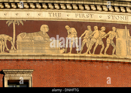 London, England, Vereinigtes Königreich. Royal Albert Hall (1871) Mosaik Freize um den oberen Rand der Halle. Israeliten in Ägypten am Werk Stockfoto