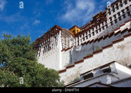 Der Potala-Palast aus Sicht von unten in der Morgensonne Stockfoto