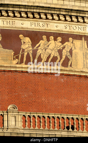 London, England, Vereinigtes Königreich. Royal Albert Hall (1871) Mosaik Freize um den oberen Rand der Halle. Israeliten in Ägypten am Werk Stockfoto