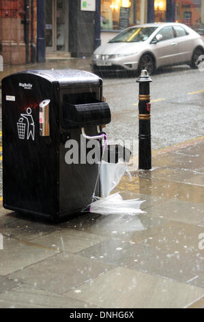 Nottingham, UK. 30. Dezember 2013. Starker Wind und Starkregen sorgt für harte Bedingungen für Käufer in der Stadt von Nottingham. Bildnachweis: Ian Francis/Alamy Live-Nachrichten Stockfoto