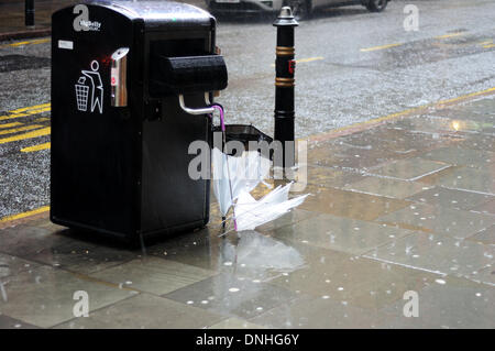 Nottingham, UK. 30. Dezember 2013. Starker Wind und Starkregen sorgt für harte Bedingungen für Käufer in der Stadt von Nottingham. Bildnachweis: Ian Francis/Alamy Live-Nachrichten Stockfoto