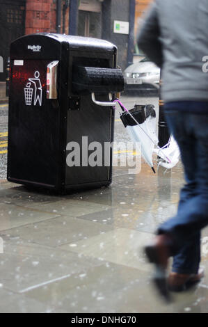 Nottingham, UK. 30. Dezember 2013. Starker Wind und Starkregen sorgt für harte Bedingungen für Käufer in der Stadt von Nottingham. Bildnachweis: Ian Francis/Alamy Live-Nachrichten Stockfoto