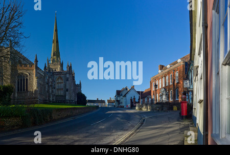 Thaxted, Essex, England 28.12.2013 Suche entlang Watling Street Richtung Clarence House mit der Pfarrkirche St. Johannes der Bap Stockfoto