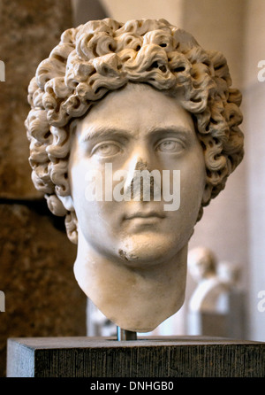 Ein antiker römischer Marmorporträtkopf eines jungen Mannes aus der antoninischen Zeit 160 n. Chr. nach dem klassischen griechischen Mythologiehelden Glyptothek in München, Deutschland. Stockfoto