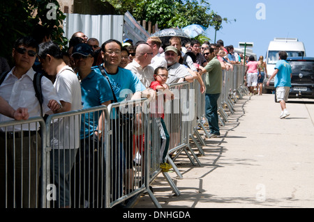 Lange Schlangen von Besuchern beim Christuserlöser in Rio de Janeiro in Brasilien Stockfoto