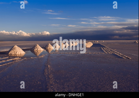 Salz-Kegel, Salar de Uyuni bei Sonnenuntergang, Potosi, Bolivien Stockfoto