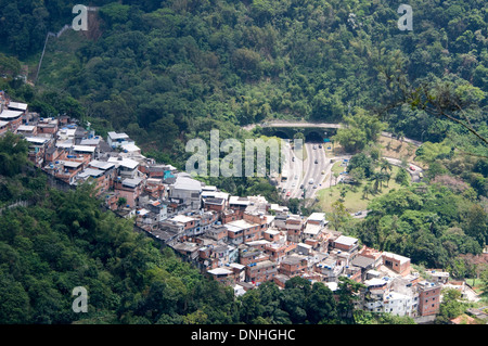 Die ausgedehnte Slums von Guararapes Favela in Rio De Janeiro, Brasilien. Stockfoto