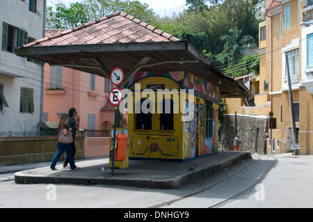 Eine Straßenbahnhaltestelle befindet sich in Santa Teresa, einem beliebten Viertel mit Künstlern und Touristen für seine engen Gassen in Rio De Janeiro Stockfoto