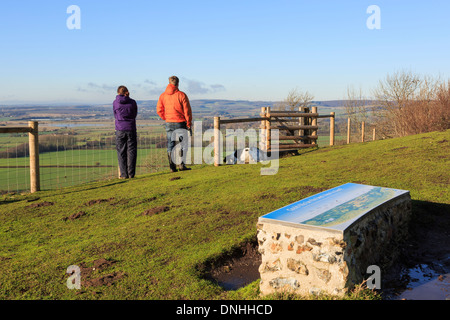 Zwei Personen genießen Aussicht nach Westen aus Sicht in Wye National Nature Reserve Hügel auf North Downs Way Kent England Großbritannien Großbritannien Stockfoto