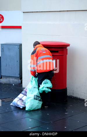 Nottingham, 30. Dezember 2013.Strong Wind und Starkregen sorgt für harte Bedingungen für Post-Mann. Stockfoto