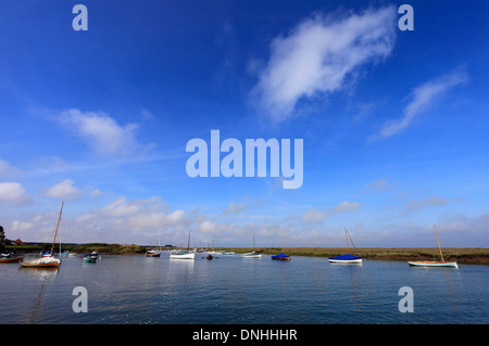 Boote im Hafen von Burnham Overy Staithe, Norfolk, England, UK. Stockfoto