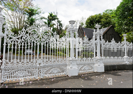 Verzierten gusseisernen Toren von Sir Seewoosagur Ramgoolam Botanical Gardens, Pamplemousse, Mauritius. Stockfoto