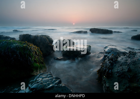 Erstes Licht gegen Bay, Whitby, North Yorkshire Stockfoto