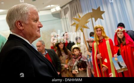 München, Deutschland. 30. Dezember 2013. Premier von Bayern, Horst Seehofer (CSU), erhält fünf Gruppen der Sternsinger aus der Diözese Passau in der Staatskanzlei in München, 30. Dezember 2013. Die Carol Singers Kampagne ist der weltweit größte Akt der Solidarität von Kindern für Kinder. Foto: SVEN HOPPE/Dpa/Alamy Live News Stockfoto