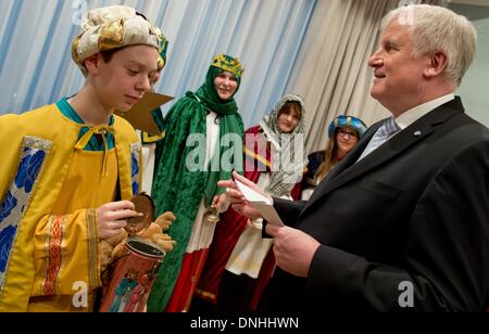 München, Deutschland. 30. Dezember 2013. Premier von Bayern, Horst Seehofer (CSU), erhält fünf Gruppen der Sternsinger aus der Diözese Passau in der Staatskanzlei in München, 30. Dezember 2013. Die Carol Singers Kampagne ist der weltweit größte Akt der Solidarität von Kindern für Kinder. Foto: SVEN HOPPE/Dpa/Alamy Live News Stockfoto