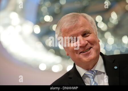 München, Deutschland. 30. Dezember 2013. Premier von Bayern, Horst Seehofer (CSU), erhält fünf Gruppen der Sternsinger aus der Diözese Passau in der Staatskanzlei in München, 30. Dezember 2013. Die Carol Singers Kampagne ist der weltweit größte Akt der Solidarität von Kindern für Kinder. Foto: SVEN HOPPE/Dpa/Alamy Live News Stockfoto