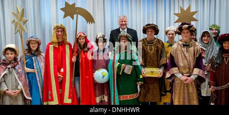 München, Deutschland. 30. Dezember 2013. Premier von Bayern, Horst Seehofer (CSU), posiert mit Sternsinger für ein Gruppenfoto in der Staatskanzlei in München, 30. Dezember 2013. Seehofer erhielt fünf Gruppen der Sternsinger aus der Diözese Passau. Die Carol Singers Kampagne ist der weltweit größte Akt der Solidarität von Kindern für Kinder. Foto: SVEN HOPPE/Dpa/Alamy Live News Stockfoto