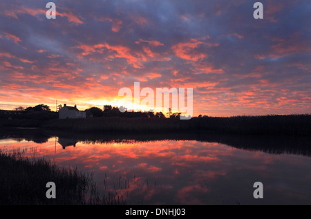 Sonnenuntergang am Brancaster Staithe an der North Norfolk-Küste. Stockfoto