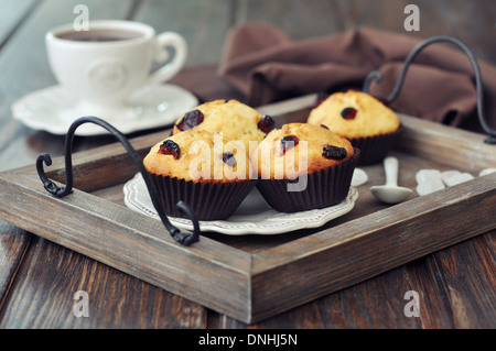 Muffins mit getrockneten Preiselbeeren auf Vintage Holztablett closeup Stockfoto