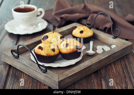 Muffins mit getrockneten Preiselbeeren auf Vintage Holztablett closeup Stockfoto
