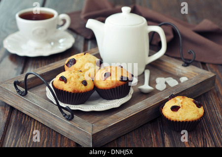 Muffins mit getrockneten Preiselbeeren auf Vintage Holztablett closeup Stockfoto