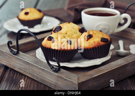 Muffins mit getrockneten Preiselbeeren auf Vintage Holztablett closeup Stockfoto