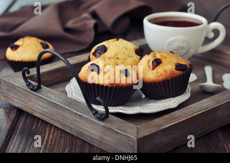 Muffins mit getrockneten Preiselbeeren auf Vintage Holztablett closeup Stockfoto