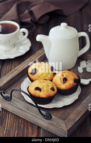 Muffins mit getrockneten Preiselbeeren auf Vintage Holztablett closeup Stockfoto