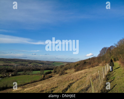 Frau-Rambler zu Fuß rund um das Dorf Shoreham in Kent im Dezember Stockfoto