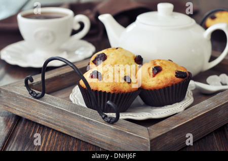 Muffins mit getrockneten Preiselbeeren auf Vintage Holztablett closeup Stockfoto