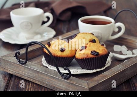 Muffins mit getrockneten Preiselbeeren auf Vintage Holztablett closeup Stockfoto