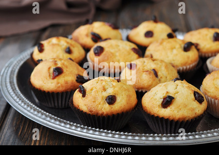 Muffins mit getrockneten Preiselbeeren auf Vintage Tablett closeup Stockfoto